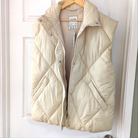 A&F oversized quilted vest in cream - Picture 4 of 8